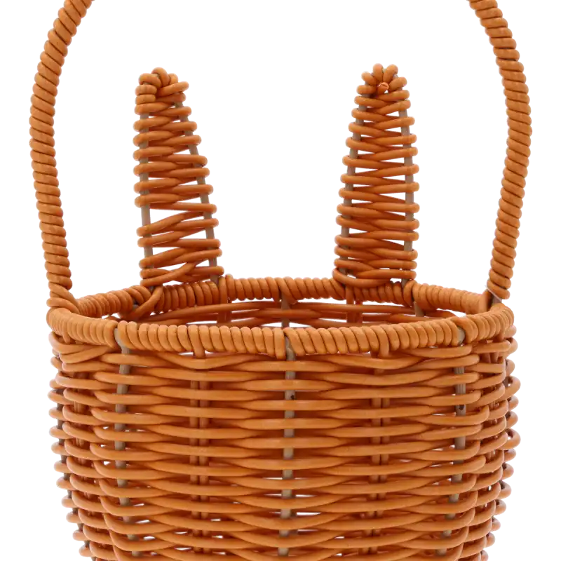 Zbliżenie na detale plecionki brązowego kosza z króliczymi uszami. Widoczna tekstura materiału oraz staranne wykonanie na metalowym stelażu, podkreślające uroczy design produktu.