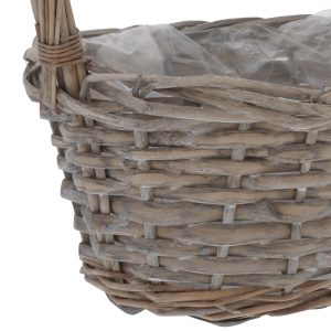Zbliżenie na precyzyjny splot wiklinowy koszyka w kolorze brązowym. Widoczna faktura naturalnego materiału oraz fragment wnętrza wyłożonego folią.