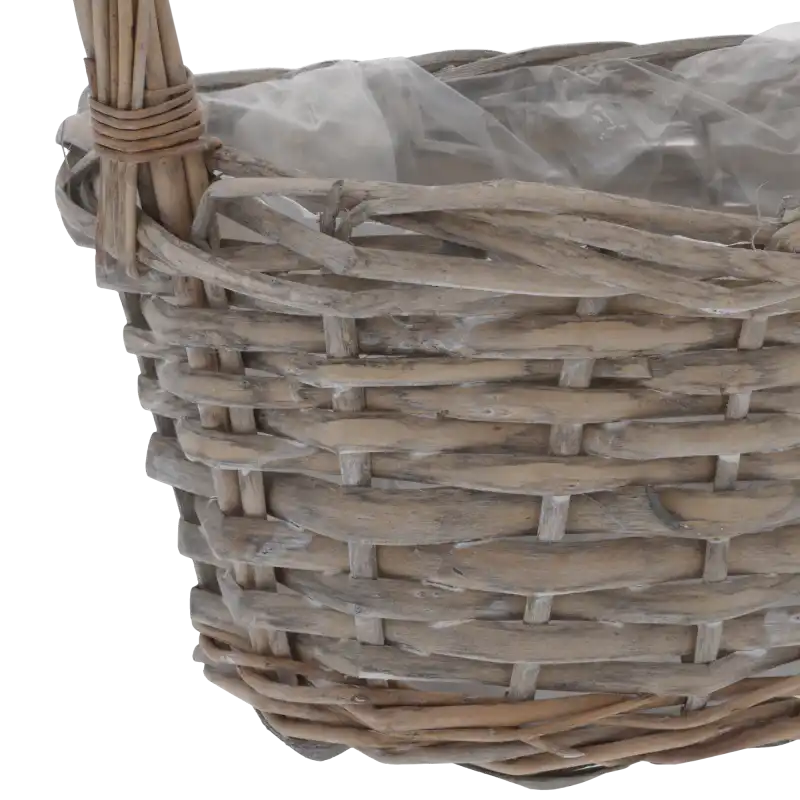 Zbliżenie na precyzyjny splot wiklinowy koszyka w kolorze brązowym. Widoczna faktura naturalnego materiału oraz fragment wnętrza wyłożonego folią.