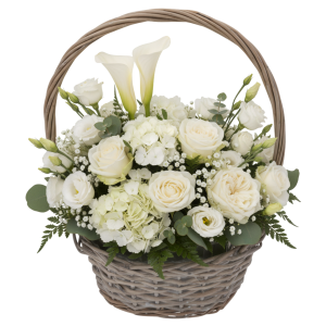 Koszyk kwiatowy z bogatą kompozycją białych kwiatów wewnątrz. Naturalna wiklina w kolorze brązowym stanowi elegancką oprawę dla roślin doniczkowych.