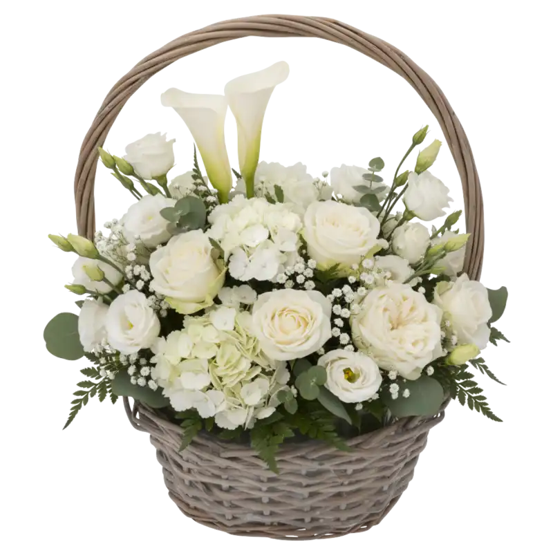 Koszyk kwiatowy z bogatą kompozycją białych kwiatów wewnątrz. Naturalna wiklina w kolorze brązowym stanowi elegancką oprawę dla roślin doniczkowych.
