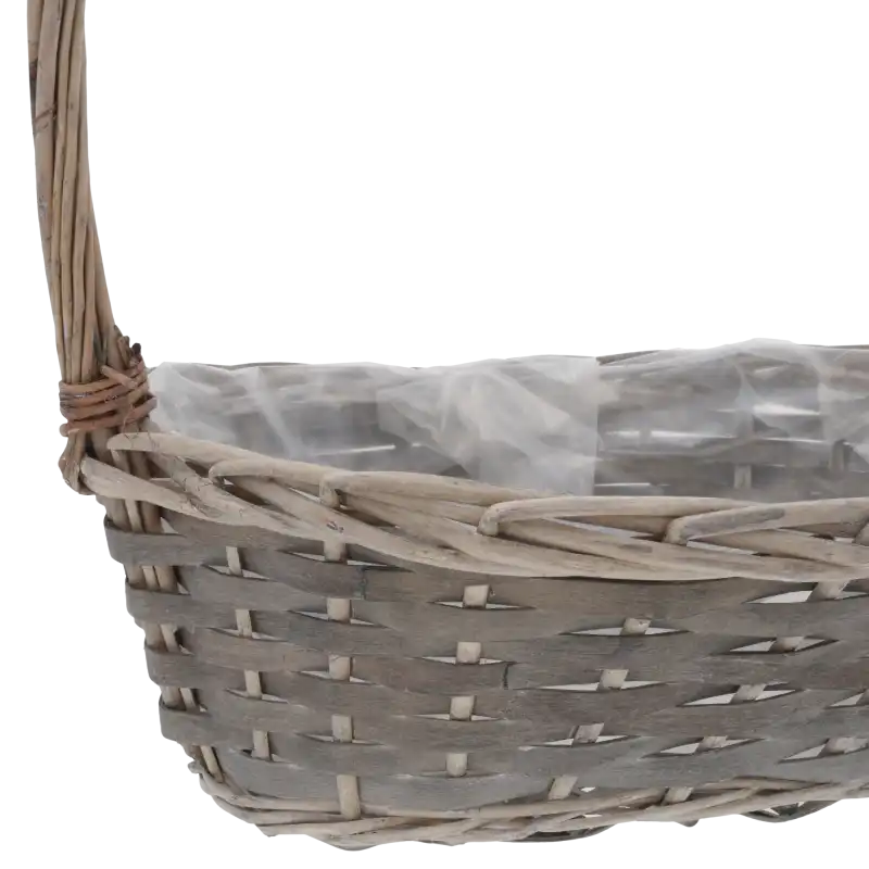 Zbliżenie na splot naturalnej wikliny oraz mocowanie rączki do boku kosza. Widoczna folia wewnątrz konstrukcji.