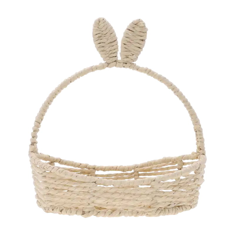 Owalny beżowy koszyk na święconkę z króliczymi uszami. Produkt o wymiarach zewnętrznych 22x15 cm i wysokości z rączką 25 cm, wykonany z plecionki na metalowym stelażu.