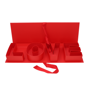 Otwarty czerwony flowerbox z napisem LOVE o szerokości 65 cm. Pudełko z satynową wstążką idealne na kwiatowe kompozycje.