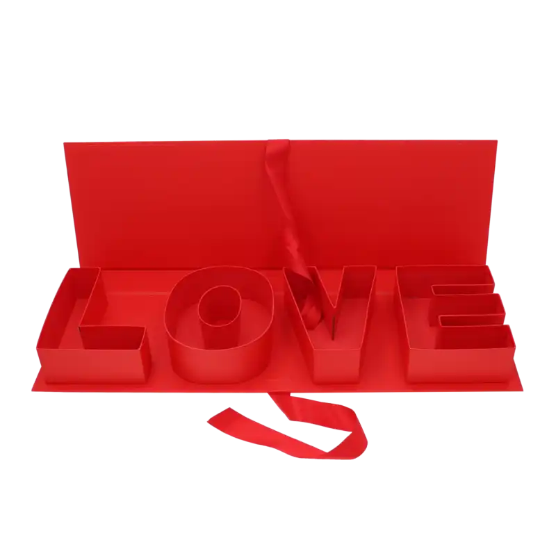 Otwarty czerwony flowerbox z napisem LOVE o szerokości 65 cm. Pudełko z satynową wstążką idealne na kwiatowe kompozycje.
