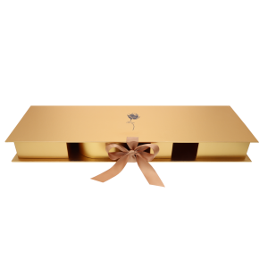 Zamknięty złoty flowerbox z satynową wstążką i nadrukiem róży. Pudełko prezentuje się elegancko i nowocześnie.
