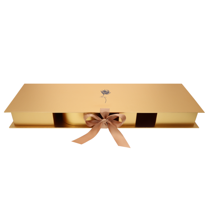 Duży złoty flowerbox LOVE to efektowny box prezentowy na kwiaty, który zachwyca ponadczasowym designem i romantycznym charakterem.