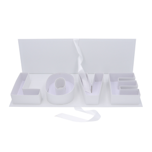 Biały flowerbox z napisem LOVE o szerokości 65 cm. Pudełko posiada satynową wstążkę i miejsce na kwiaty lub słodycze.