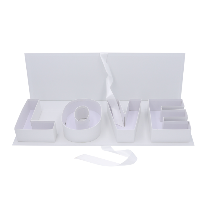 Biały flowerbox LOVE 65 cm to eleganckie pudełko prezentowe na kwiaty i słodycze, idealne na Walentynki, rocznicę, zaręczyny i romantyczne okazje.