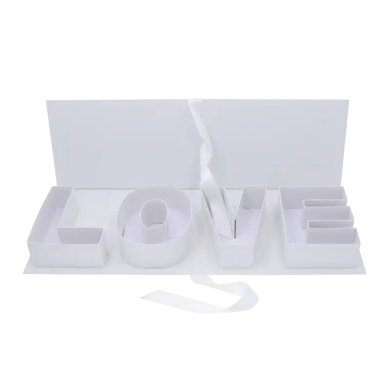 Biały flowerbox z napisem LOVE o szerokości 65 cm. Pudełko posiada satynową wstążkę i miejsce na kwiaty lub słodycze.