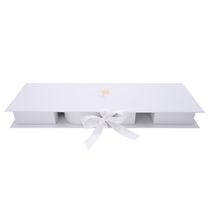 Flowerbox z napisem LOVE 65 cm biały to nowoczesny i romantyczny box na kwiaty, który idealnie sprawdzi się jako prezent dla ukochanej osoby.