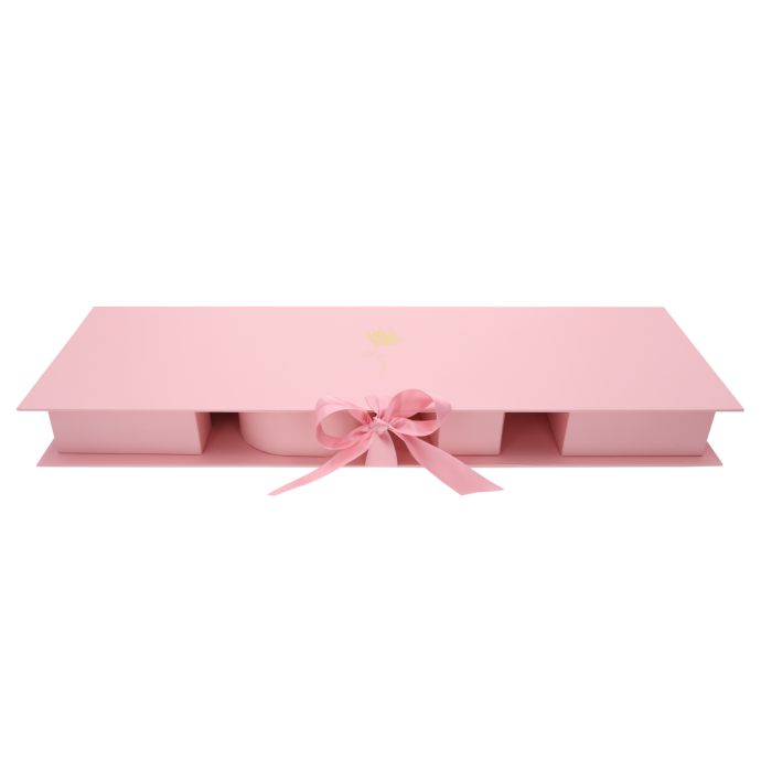 Duży różowy flowerbox LOVE to efektowny box prezentowy na kwiaty, który zachwyca ponadczasowym designem i romantycznym charakterem.