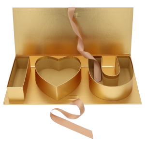 Złoty flowerbox I love you o szerokości 45 cm. Pudełko z satynową wstążką do wypełnienia kwiatami lub słodyczami w kształcie liter I♡U.