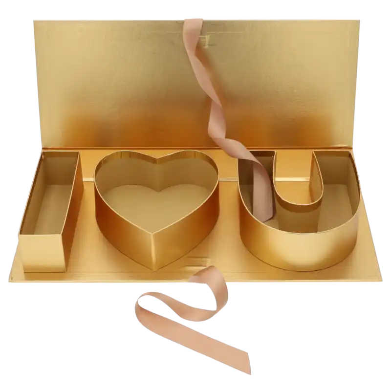 Złoty flowerbox I love you o szerokości 45 cm. Pudełko z satynową wstążką do wypełnienia kwiatami lub słodyczami w kształcie liter I♡U.