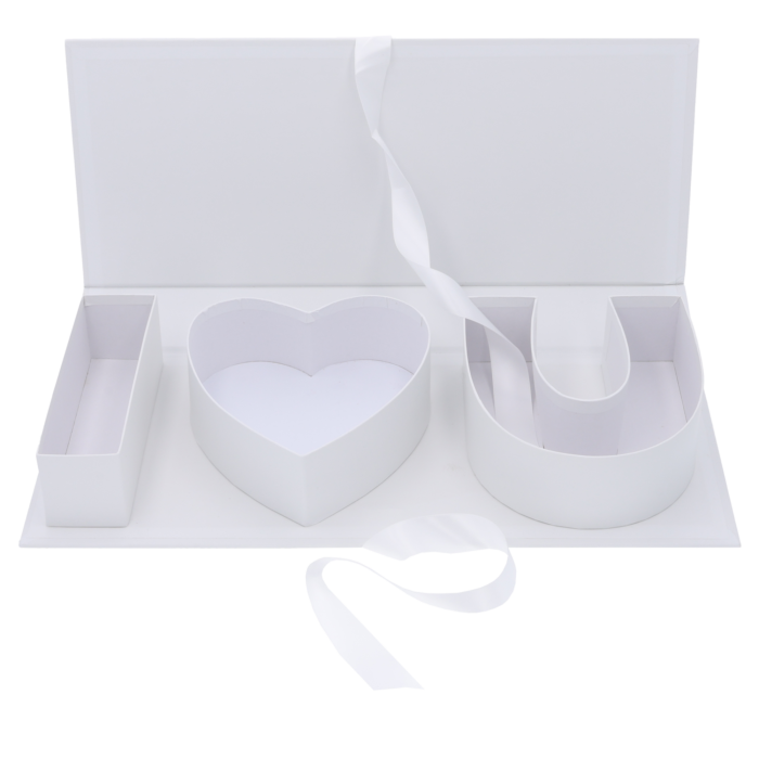 Box kwiatowy I love you 45 cm to połączenie luksusu, elegancji i romantycznego charakteru w jednym produkcie.