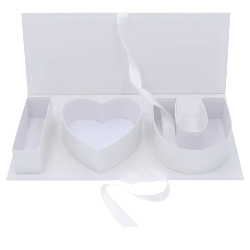 Biały flowerbox z napisem I love you o szerokości 45 cm. Pudełko z satynową wstążką do kompozycji kwiatowych.