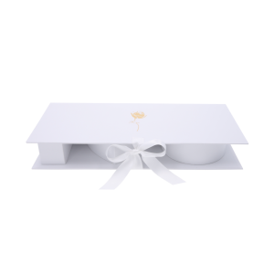 Zamknięty biały flowerbox z elegancką satynową wstążką oraz złotym nadrukiem róży i napisem For You na wieczku.