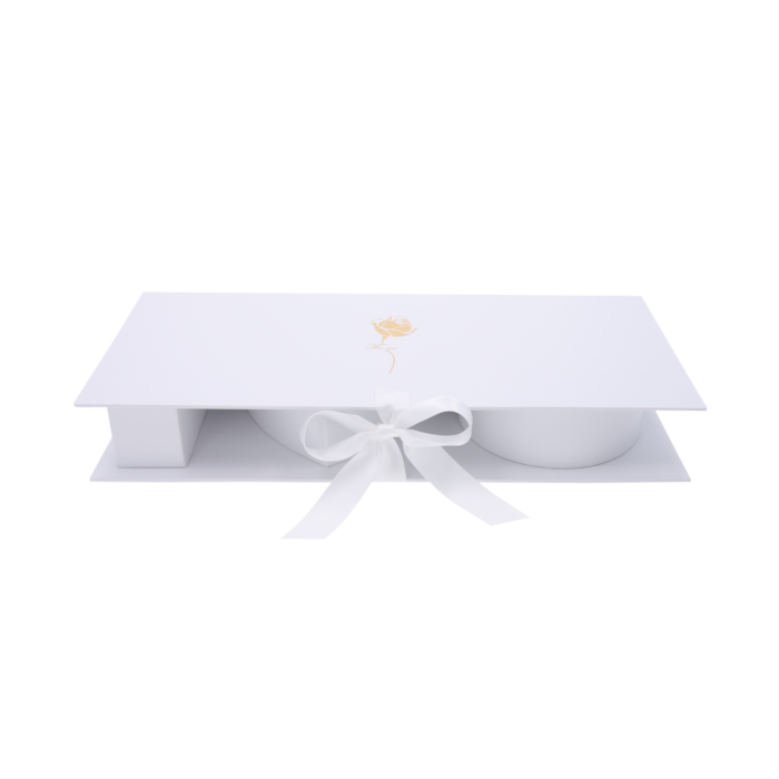 Box kwiatowy I love you 45 cm to połączenie luksusu, elegancji i romantycznego charakteru w jednym produkcie.