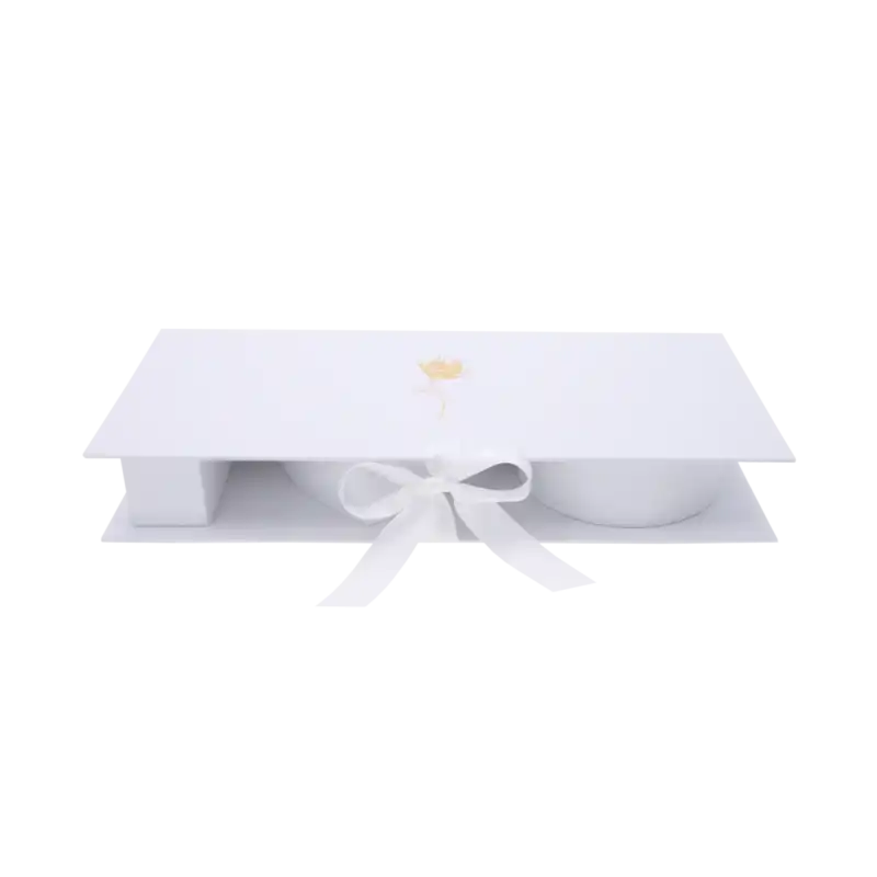 Zamknięty biały flowerbox z elegancką satynową wstążką oraz złotym nadrukiem róży i napisem For You na wieczku.