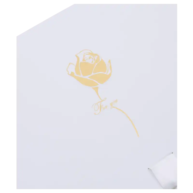 Złoty nadruk róży wraz z ozdobnym napisem For You umieszczony na zewnętrznej stronie wieka białego flowerboxa.