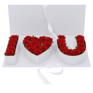 Biały flowerbox 45 cm wypełniony żywymi czerwonymi różami układającymi się w napis I love you oraz serce.
