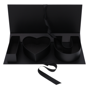 Czarny flowerbox z napisem I love you o szerokości 45 cm. Otwierane pudełko z satynową wstążką, zaprojektowane do efektownego eksponowania kwiatów lub słodyczy w romantycznej oprawie.