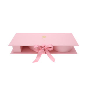 Zamknięty różowy flowerbox przewiązany satynową wstążką. Na wieku widoczny złoty nadruk z różą i napisem For You.