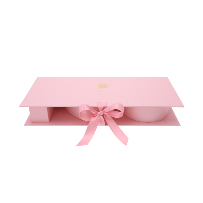 Flowerbox I love you 45 cm to idealny prezent „wow”, który zachwyca designem i podkreśla wyjątkowe uczucia.
