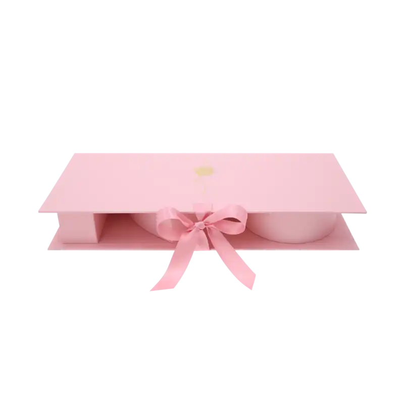 Zamknięty różowy flowerbox przewiązany satynową wstążką. Na wieku widoczny złoty nadruk z różą i napisem For You.