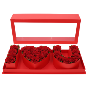 Czerwony flowerbox 45 cm z napisem I love you wypełniony dekoracyjnymi różami. Przezroczysta pokrywka podkreśla estetykę kompozycji, tworząc gotowy do wręczenia romantyczny upominek.