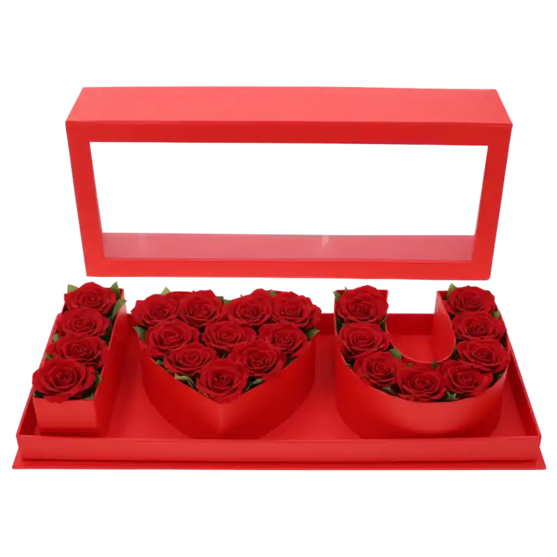 Czerwony flowerbox 45 cm z napisem I love you wypełniony dekoracyjnymi różami. Przezroczysta pokrywka podkreśla estetykę kompozycji, tworząc gotowy do wręczenia romantyczny upominek.