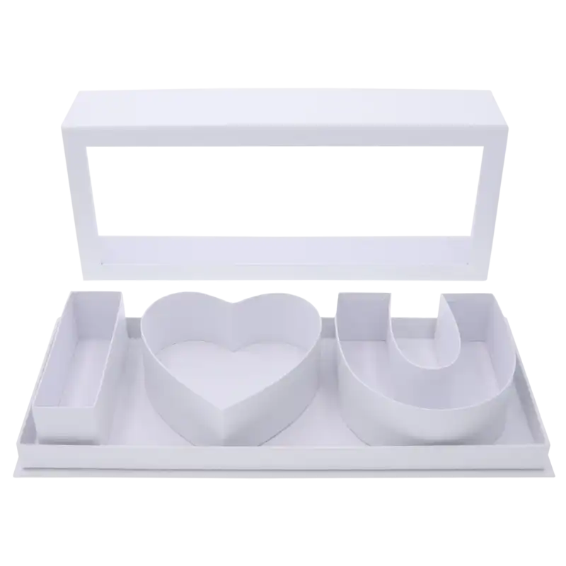 Biały flowerbox z napisem I♡U o szerokości 45 cm. Zestaw zawiera ozdobne pudełko z przezroczystą zdejmowaną pokrywką, która pozwala wyeksponować zawartość w efektowny sposób.