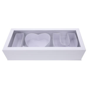 Pudełko na kwiaty z napisem I♡U z nałożoną przezroczystą pokrywką. Dekoracyjna forma wykonana z kartonu, która podkreśla nowoczesny design prezentu dla bliskiej osoby.