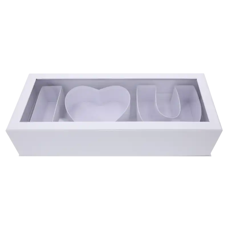 Pudełko na kwiaty z napisem I♡U z nałożoną przezroczystą pokrywką. Dekoracyjna forma wykonana z kartonu, która podkreśla nowoczesny design prezentu dla bliskiej osoby.