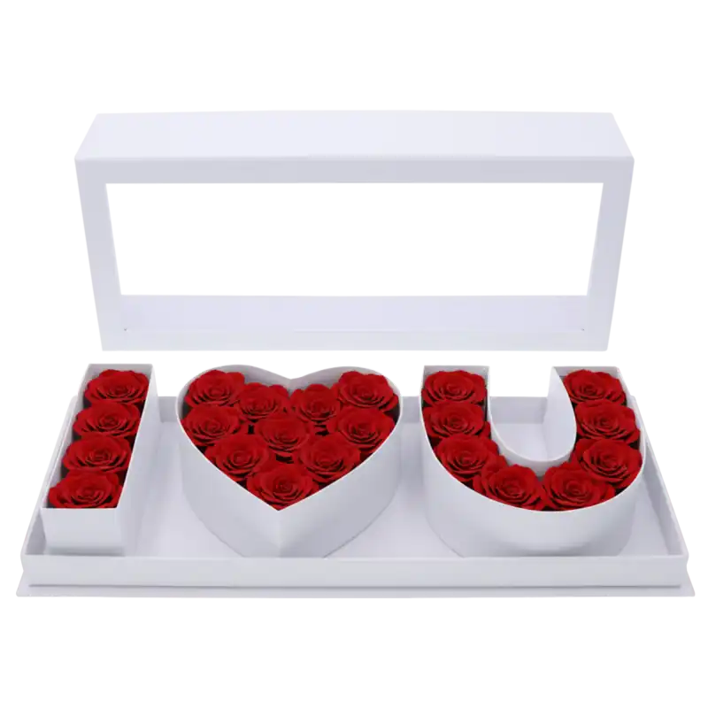 Przykładowa aranżacja flowerboxa z żywymi czerwonymi różami ułożonymi w litery napisu I♡U. Przezroczysta pokrywka chroni i eksponuje kompozycję kwiatową w białym kartonowym pudełku.