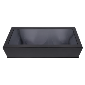 Zamknięty czarny flowerbox z przezroczystym wieczkiem. Pudełko o szerokości 45 cm pozwala na eleganckie wyeksponowanie zawartości wewnątrz dekoracyjnego opakowania.