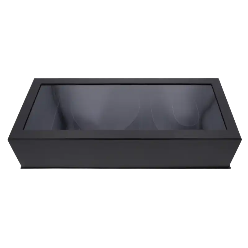 Zamknięty czarny flowerbox z przezroczystym wieczkiem. Pudełko o szerokości 45 cm pozwala na eleganckie wyeksponowanie zawartości wewnątrz dekoracyjnego opakowania.