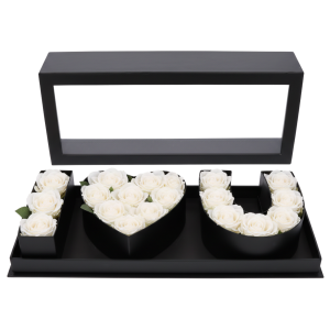 Czarny flowerbox I♡U wypełniony białymi różami. Przezroczysta pokrywka podkreśla romantyczny charakter zestawu o szerokości 45 cm, gotowego do wręczenia.