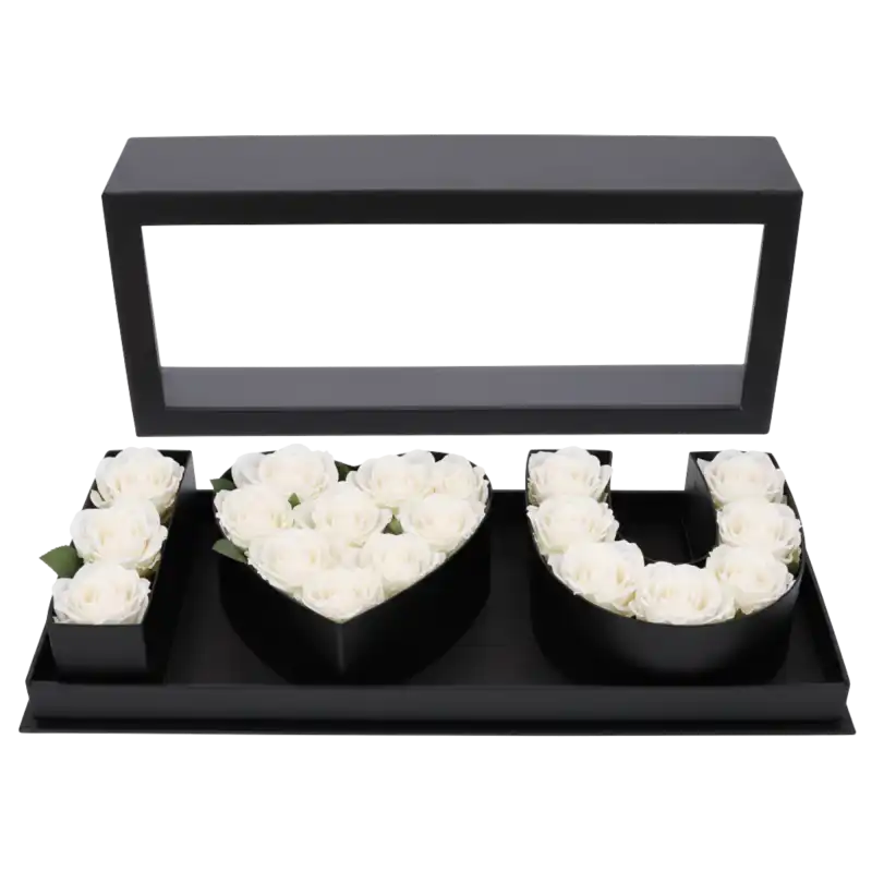 Czarny flowerbox I♡U wypełniony białymi różami. Przezroczysta pokrywka podkreśla romantyczny charakter zestawu o szerokości 45 cm, gotowego do wręczenia.