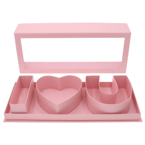 Różowy flowerbox z napisem I♡U o szerokości 45 cm. Pudełko posiada zdejmowaną, przezroczystą pokrywkę, która pozwala na efektowną ekspozycję ułożonych wewnątrz kwiatów lub słodyczy.