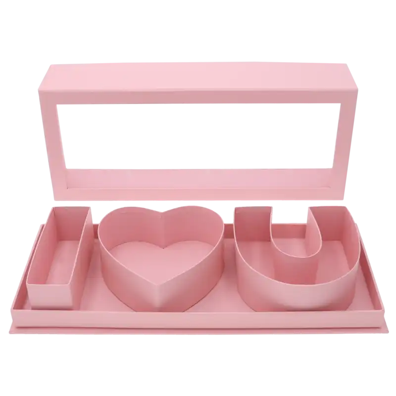 Różowy flowerbox z napisem I♡U o szerokości 45 cm. Pudełko posiada zdejmowaną, przezroczystą pokrywkę, która pozwala na efektowną ekspozycję ułożonych wewnątrz kwiatów lub słodyczy.