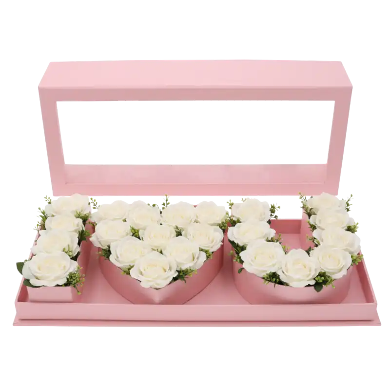 Różowy flowerbox 45 cm wypełniony białymi różami, tworzącymi napis I♡U. Przezroczysta pokrywka podkreśla estetyczny wygląd kompozycji kwiatowej w tym nowoczesnym pudełku.