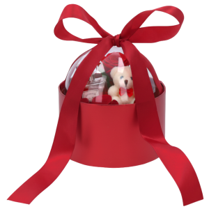 Czerwony flower box półkula z zawartością w postaci pluszowego misia i perfum, umieszczonych pod przezroczystą pokrywką.