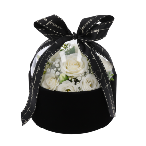 Czarny welurowy flower box 13 cm z wypełnieniem z białych róż, prezentujący sposób ekspozycji kwiatów pod przezroczystą pokrywką.