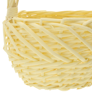 Zbliżenie na ażurowy splot naturalnej wikliny w pastelowym żółtym kolorze. Widoczne detale wykonania kosza o średnicy 23 cm.
