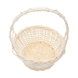 Wnętrze wiklinowego kosza w kolorze kremowym, widoczne z góry, ukazujące splot dna oraz formę rączki.