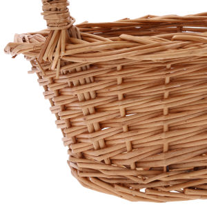 Zbliżenie na splot naturalnej wikliny w okrągłym koszu. Widoczne detale wykonania ścianek bocznych i łączenia rączki z korpusem kosza.