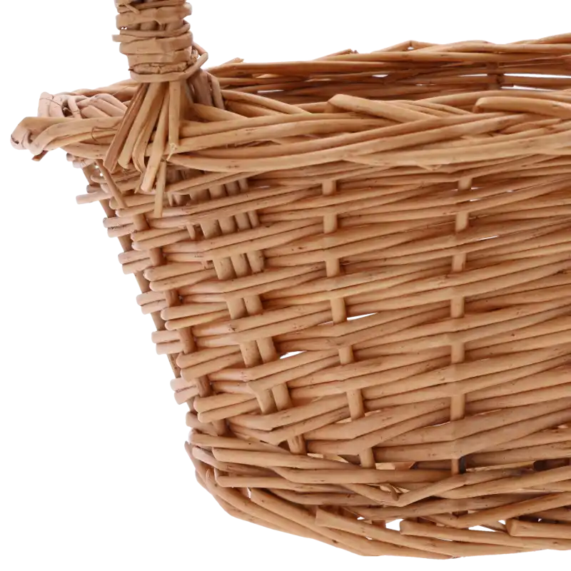 Zbliżenie na splot naturalnej wikliny w okrągłym koszu. Widoczne detale wykonania ścianek bocznych i łączenia rączki z korpusem kosza.