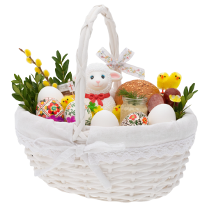 Koszyk wiklinowy S wypełniony produktami na święconkę, takimi jak pisanki, baranek wielkanocny, bazie oraz wędliny.