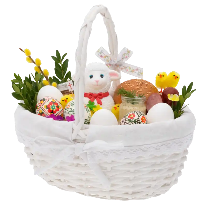 Koszyk wiklinowy S wypełniony produktami na święconkę, takimi jak pisanki, baranek wielkanocny, bazie oraz wędliny.